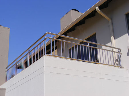 Bild rostfritt altanräcke med vertikala stänger