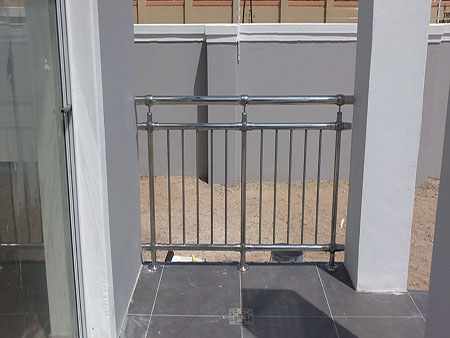 Bild rostfritt staket med vertikala stänger