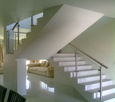 Bild rostfria räcken med glas i trappa