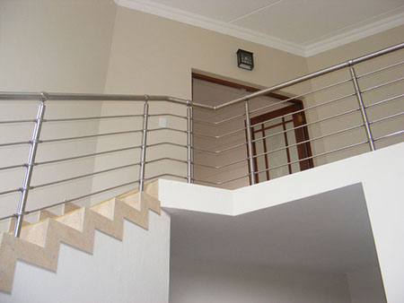 Bild rostfritt trappräcke som skyddsräcke